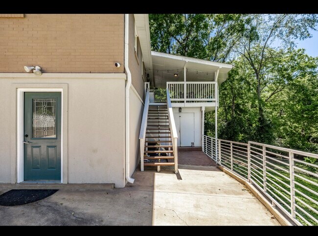 Building Photo - 907 N Graycroft Ave