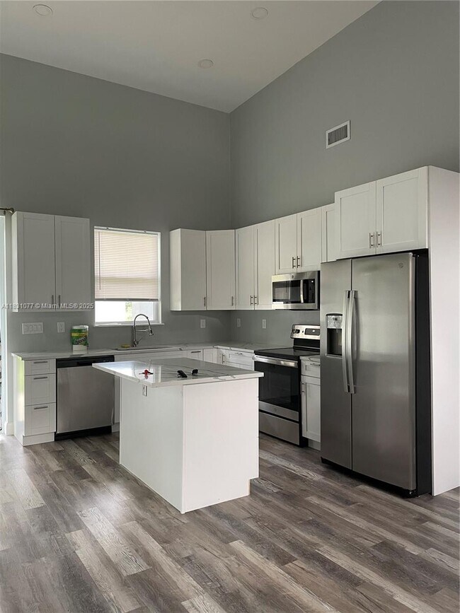 Building Photo - 2550 N Arrowhead Rd