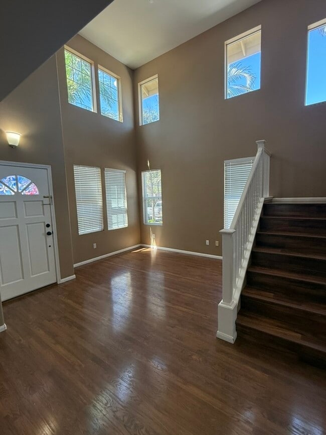 Building Photo - Beautiful & Spacious Pet-Friendly Home at ...