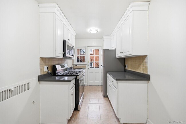 Building Photo - 61 Davis Ave