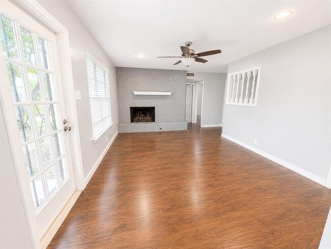 Building Photo - 305 Starbright Dr