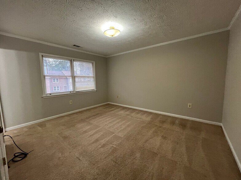 Building Photo - 15 Pointer Pl