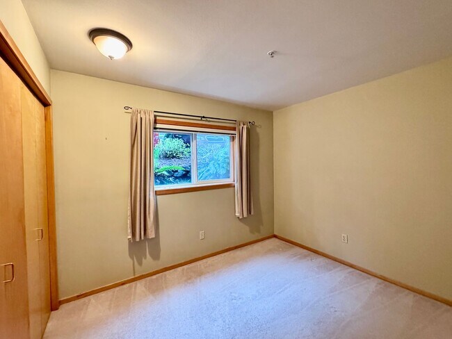 Building Photo - In town Kingston, walking distance to the Seattle and Edmonds ferry, main floor condo