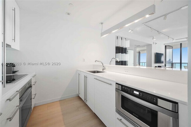 Building Photo - 2201 Collins Ave