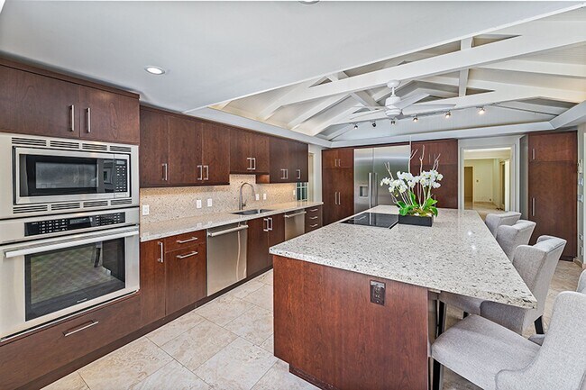 Building Photo - 5 BR Executive Home with Pool in prestigious Kahala! Pet Friendly!