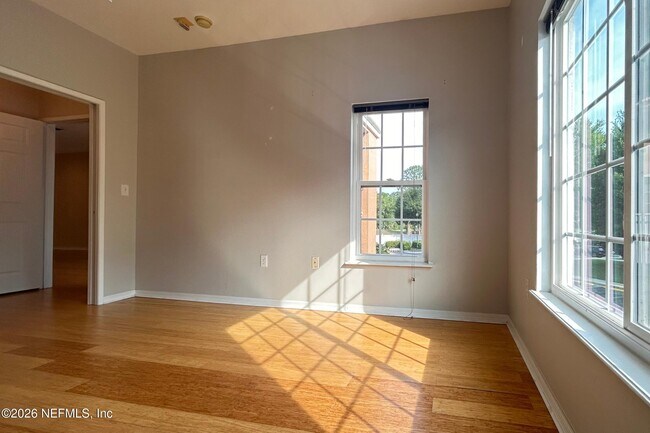 Building Photo - 610 Fairway Dr