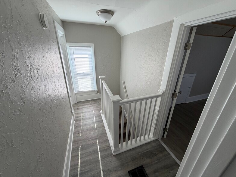 Building Photo - 405 Rock St