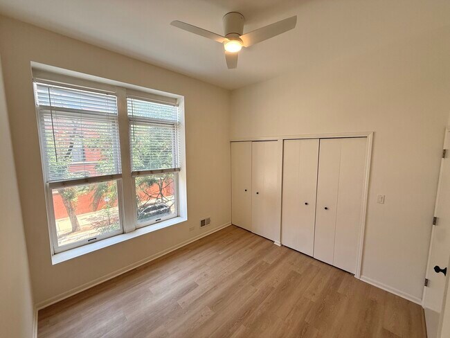 Building Photo - 935 W Armitage Ave