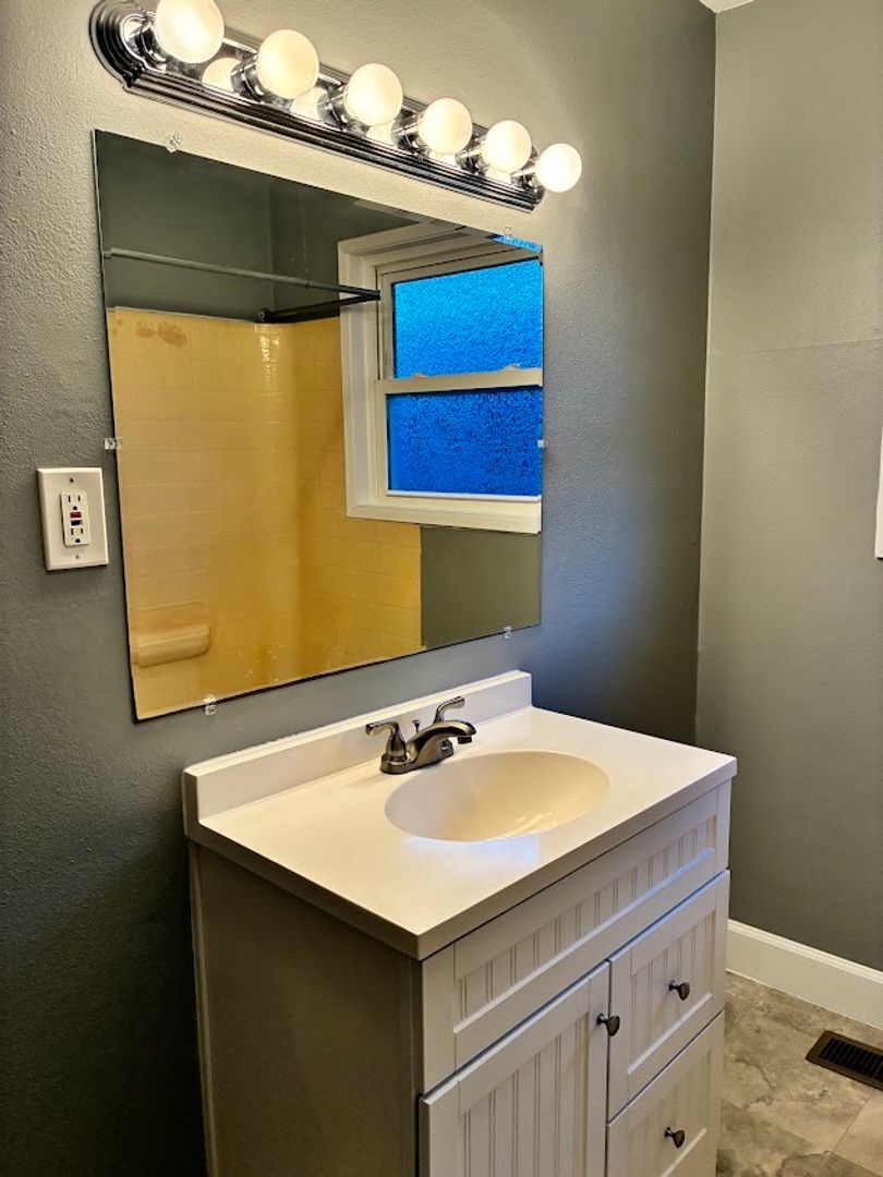 Building Photo - 4122-4130 SE Howe St