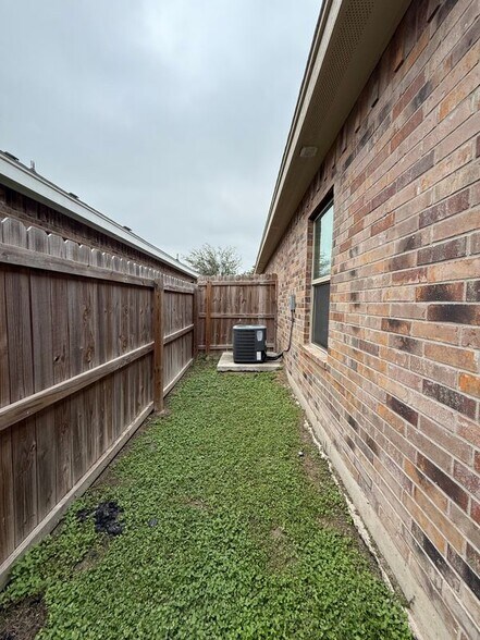 Building Photo - 2713 E Eisenhower Ave