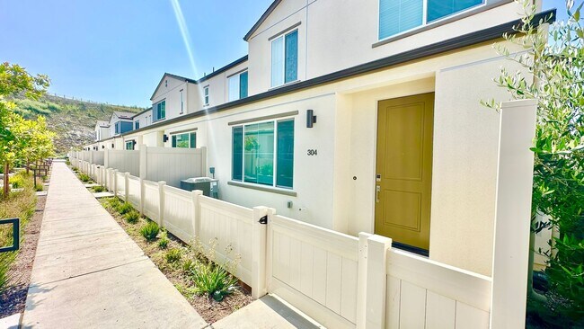 Building Photo - Beautiful, Newer Construction Home in Desi...