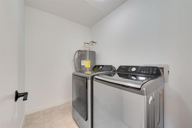 Building Photo - 5990 Lindenshire Ln