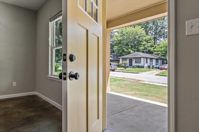 Building Photo - 2844 Nathan Ave