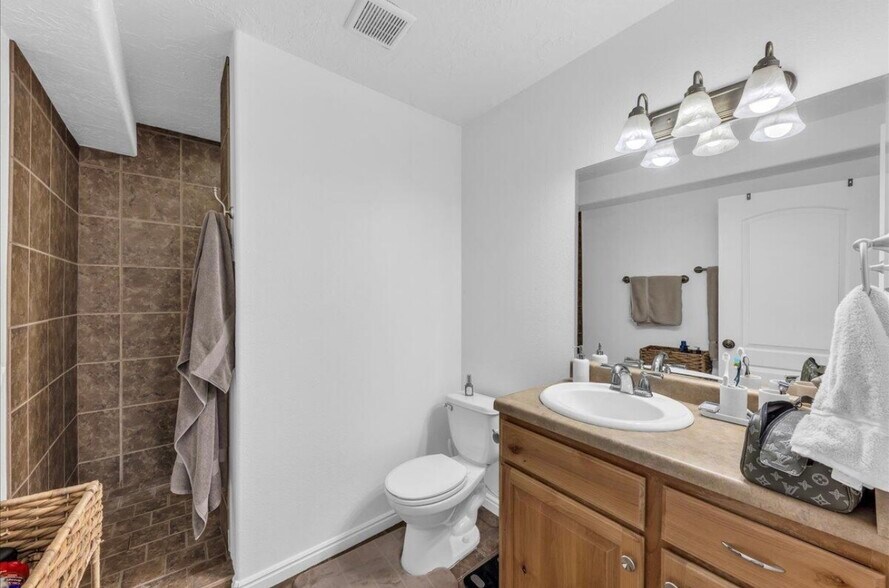 Building Photo - 1277 W Las Hurdes Dr