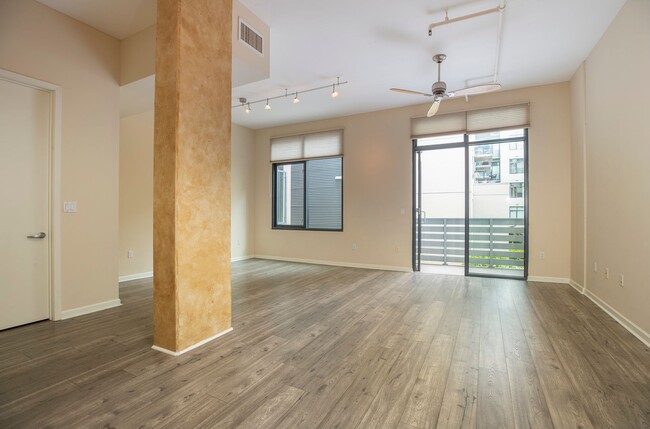 Building Photo - Stunning & Spacious Condo with 2 Parking S...