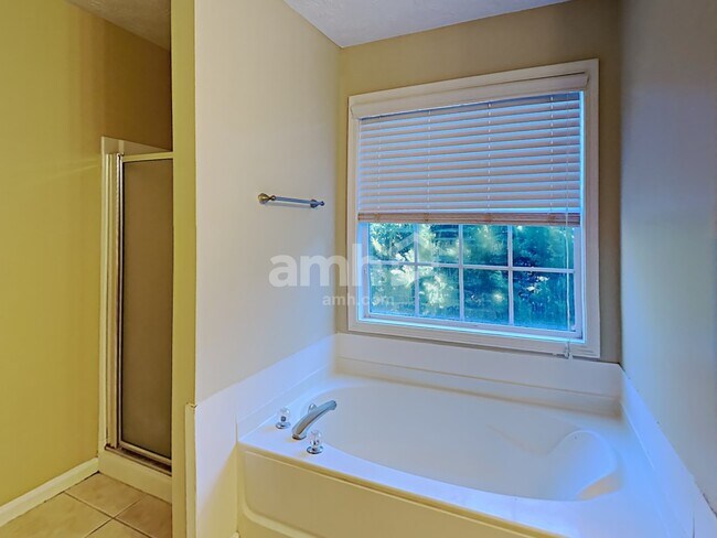 Building Photo - 320 Lazy Willow Lane