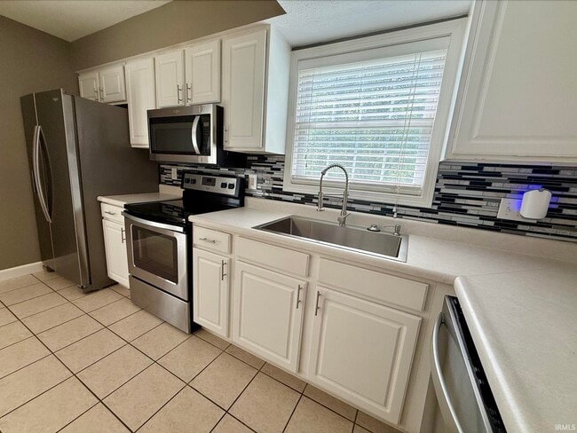 Building Photo - 3360 S Oaklawn Cir