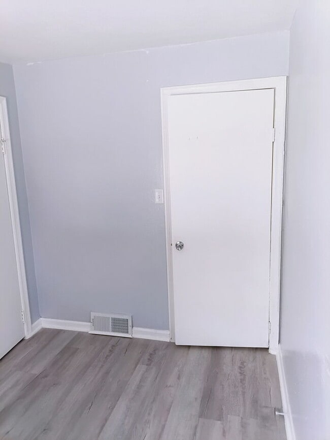 Building Photo - Fully Renovated 2 Bed | Fresh, Clean, Move-In Ready