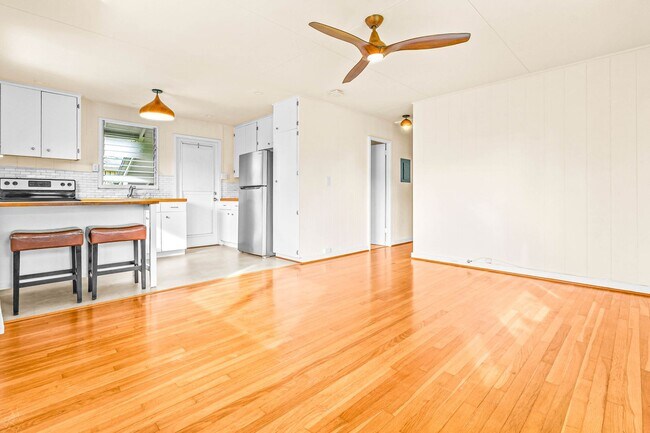 Building Photo - Charming 2/1 Cottage on a Quiet Lane in Ka...