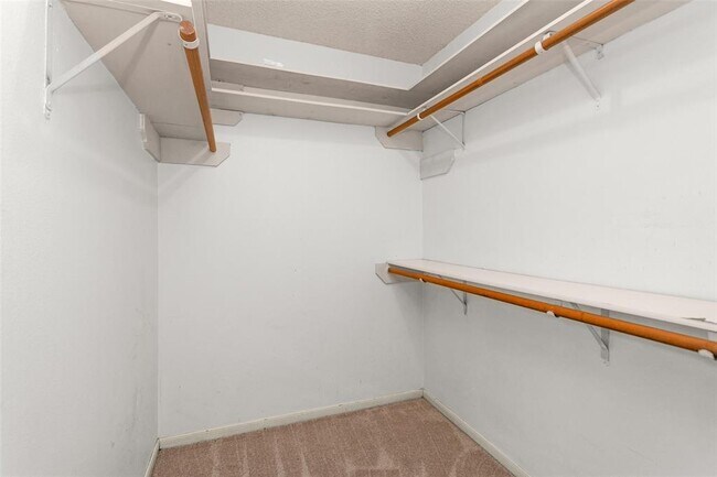Building Photo - 16042 Glenbrook Knoll Ln