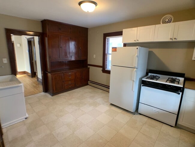 Building Photo - 698 Conway St