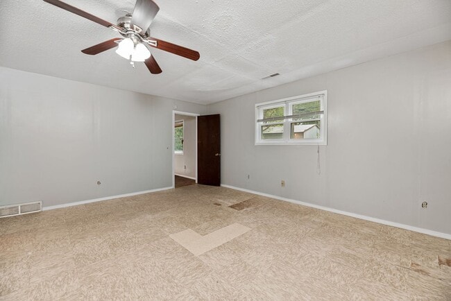 Building Photo - Bed 2 Bath In Quiet Neighborhood!
