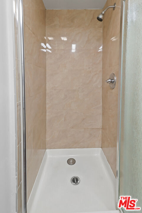 Building Photo - 10982 Roebling Ave