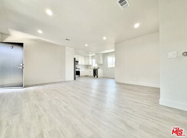 Primary Photo - 1118 S Holt Ave