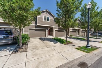 Building Photo - ASK ABOUT AUGUST MOVE IN SPECIAL 3 Bedroom...