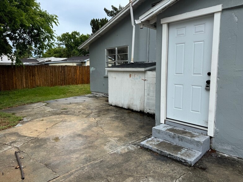 Building Photo - 605 Center Ave