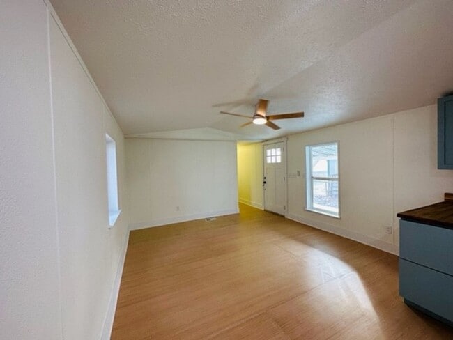 Building Photo - Newly Remodeled 3 bed/2 bath in Hamilton