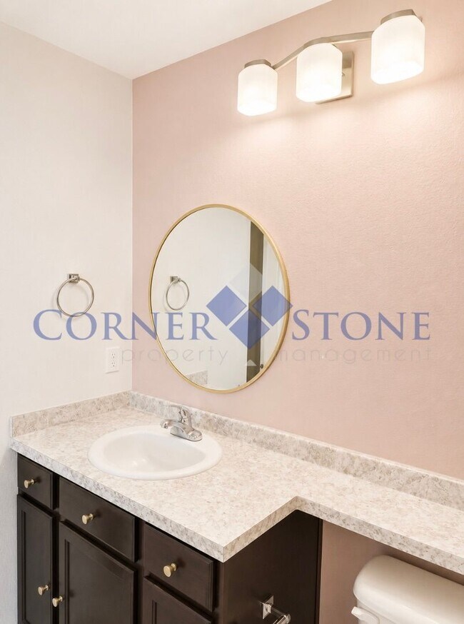 Building Photo - Great home in central location!