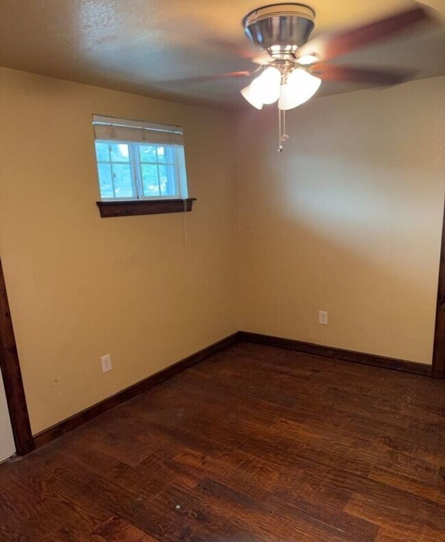 Building Photo - 625 Redbud Ln