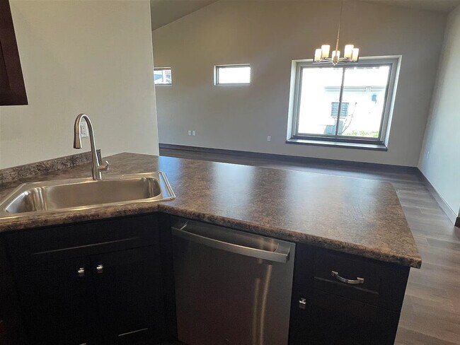 Building Photo - 707 Creekside Dr