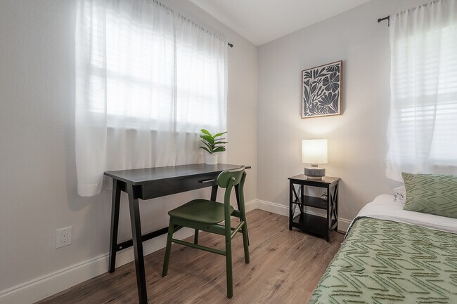 Building Photo - 2400 34th Ave N