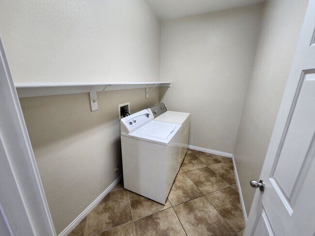 Building Photo - Spacious 3Bed/2Bath/2Car home nestled in the desirable Anthem Highlands Community- $500 Off Move ...