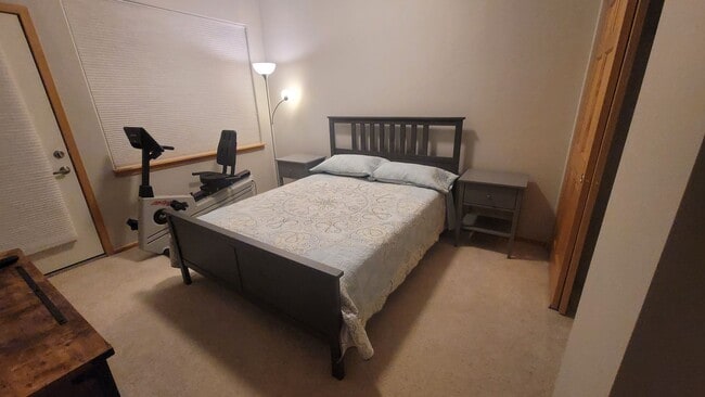 Building Photo - Spacious Townhome with Amazing Views