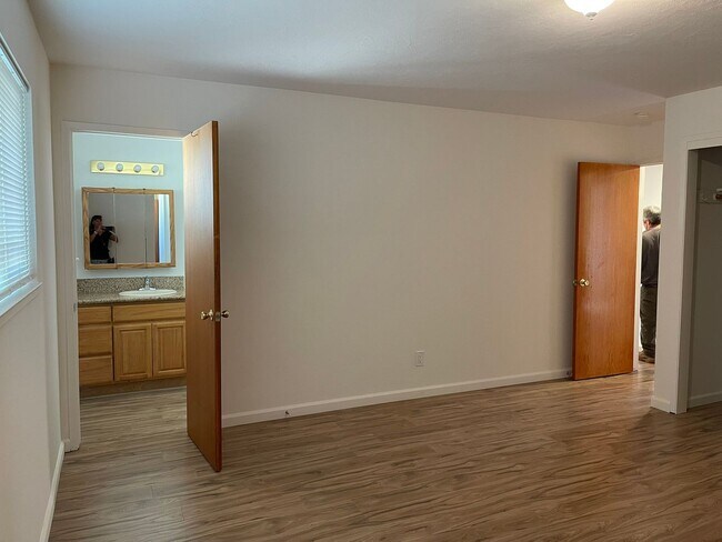 Building Photo - Newly renovated 3/2 Home in Quiet Neighbor...