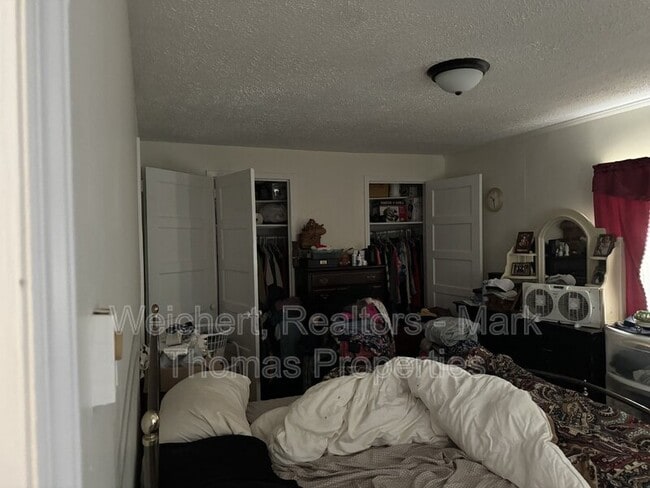 Building Photo - 400 School St