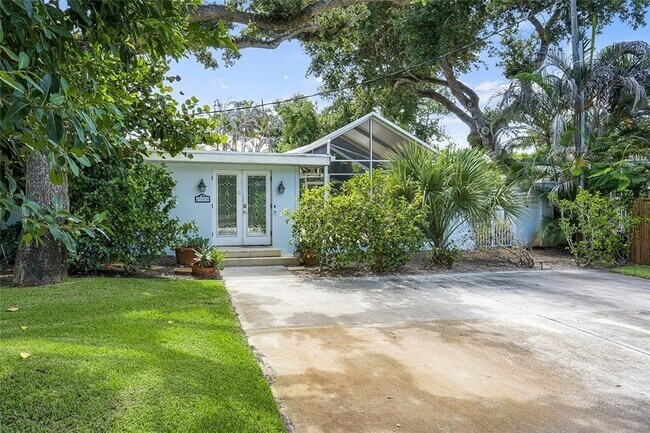 Building Photo - 500 Gardenia Ln