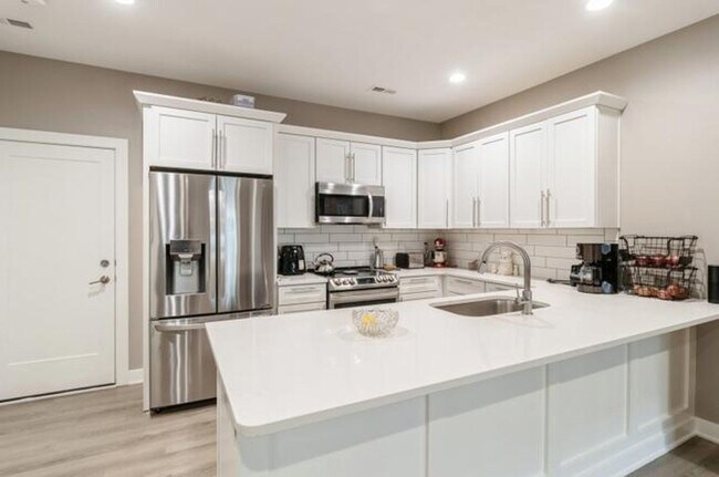 Building Photo - 3BR 2.5bath Townhome Available in Waukee
