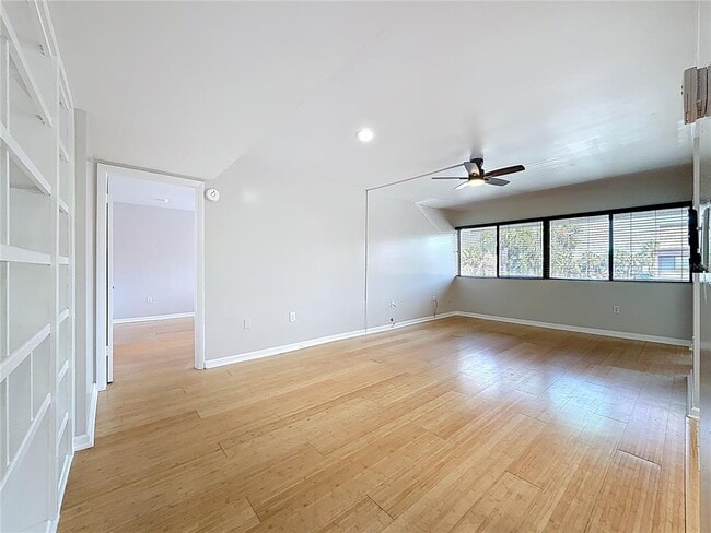 Building Photo - 890 N Village Dr