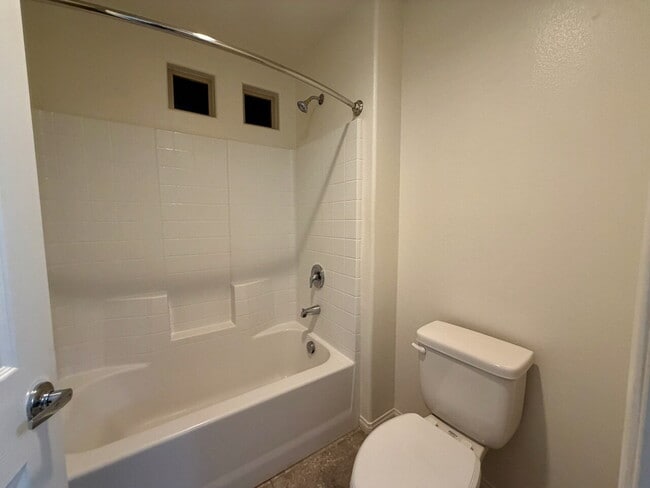 Building Photo - Beautiful 2260sqft 3bed 2.5bath with tile downstairs, carpet in Den & Living Room