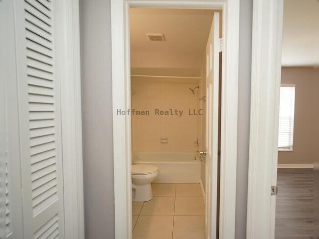 Building Photo - Lakefront Condo in Carrollwood!