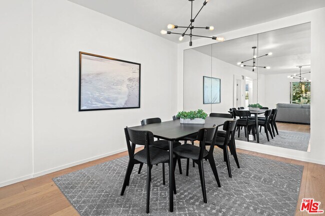 Building Photo - 838 N Doheny Dr