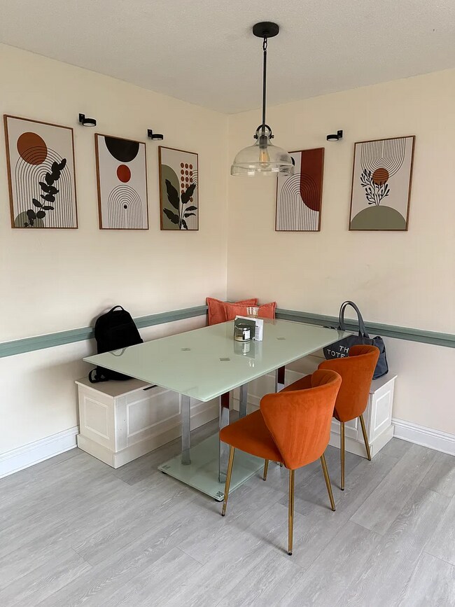 Building Photo - Move in Ready! Sunshine & Comfort in the Heart of St. Pete - 2bed|2bath