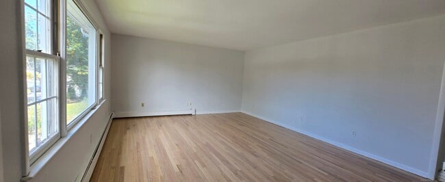 Building Photo - 54 Hallock St