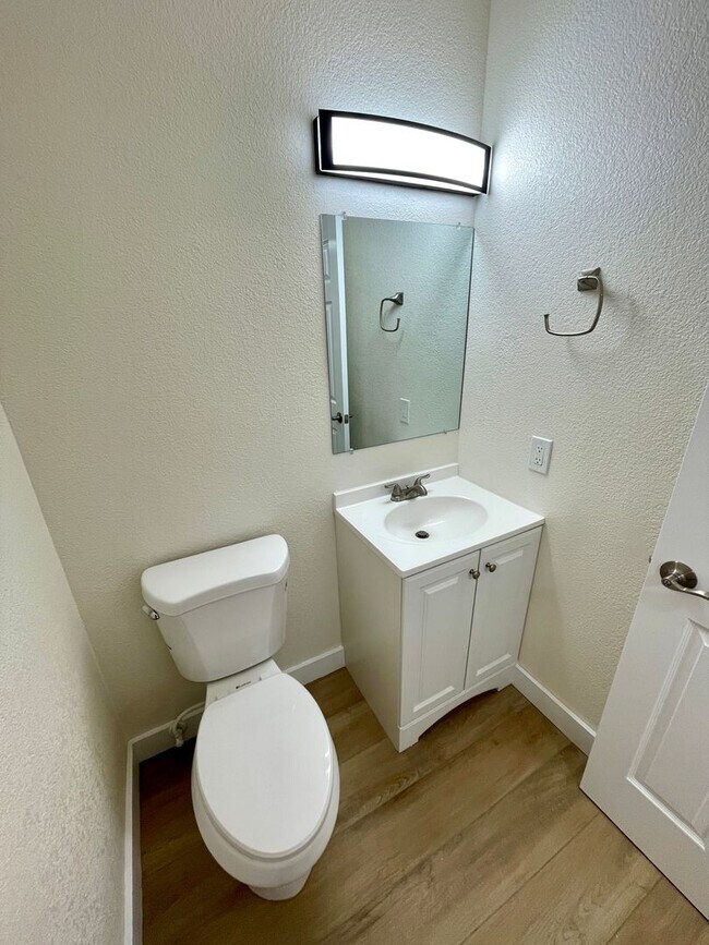 Building Photo - Gorgeous 2-Story Home with Golf Course Vie...
