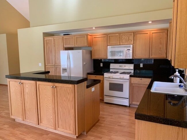 Building Photo - Leasing Special! 3 Bedroom House on Quarter Acre!