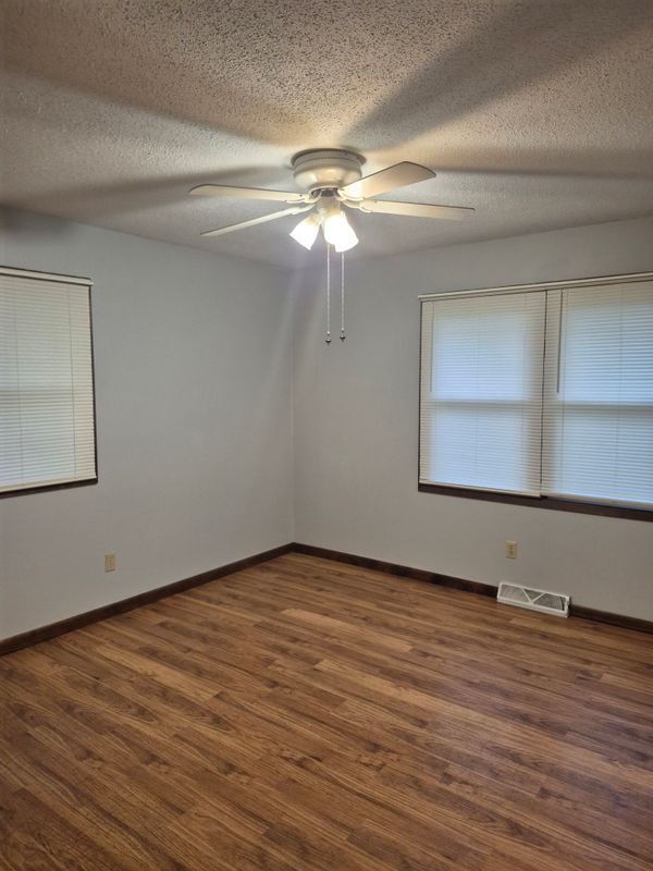 Building Photo - 1205 Parkview Dr